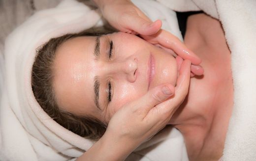 Rostro y cuello radiantes en vacaciones
