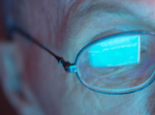 Protege tu vista de la luz dañina que emiten los dispositivos digitales
