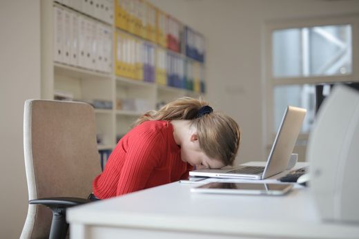 ¿Por qué estamos cansados y somnolientos?