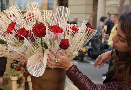 En Sant Jordi, regala una rosa de crochet