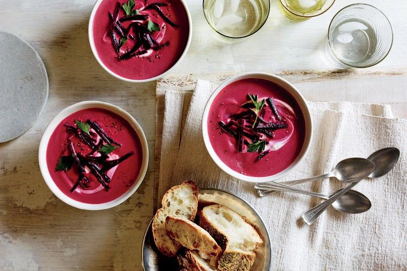 Sopa de remolacha, una receta energética que cuida tu línea